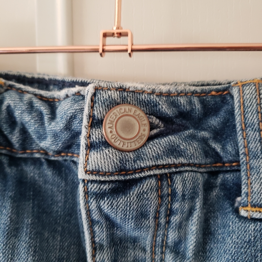 American Eagle, Distressed, Blue, Denim Jean Shorts. Size 4. - Picture 4 of 10